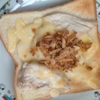 サラダチキンとチーズとフライドオニオンのトースト